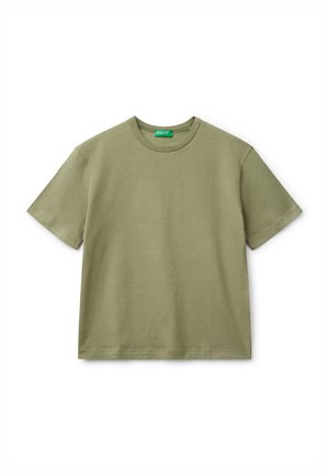 Maglietta verde oliva a maniche corte in cotone. Presenta un collo rotondo e un orlo dritto. Nessun motivo o accento aggiuntivo visibile.