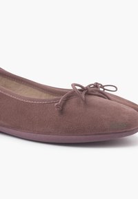 Ballerine in morbida suede mauve con punta tonda, bordo elasticizzato e dettaglio a fiocco nella parte frontale, dotate di suola piatta in gomma.