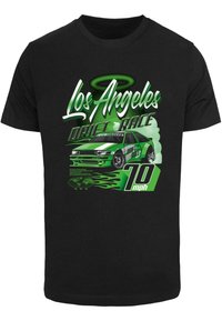 Čierne bavlnené tričko s zelenou grafickou potlačou auta a textom "Los Angeles Drift Race" s dizajnom plameňov, ktoré ukazuje živé farby a detaily.