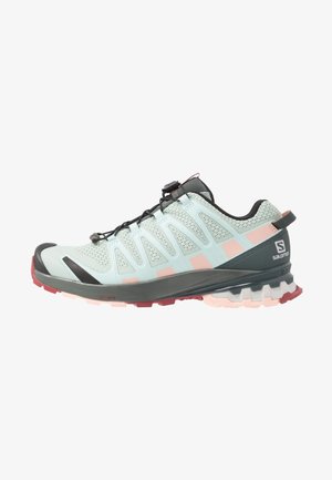 Chaussure de trail Salomon bleu clair et rose avec des accents noirs et rouges, tige en mesh et semelle robuste, vue de profil.