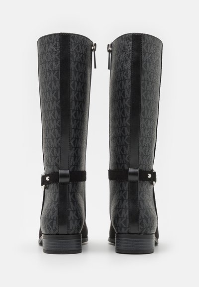 Juodos kelio ilgumo batai su tekstūruota apdaila, iškilnių logotipų raštu, zomšos akcentais ir kvadratiniais kulnais. Uždarymas užtrauktuku gale.