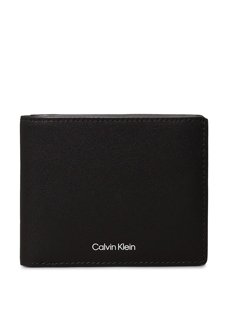 Portefeuille bifold noir en cuir lisse avec des coutures visibles. Présente un logo "Calvin Klein" blanc en bas à l'avant. Design compact.