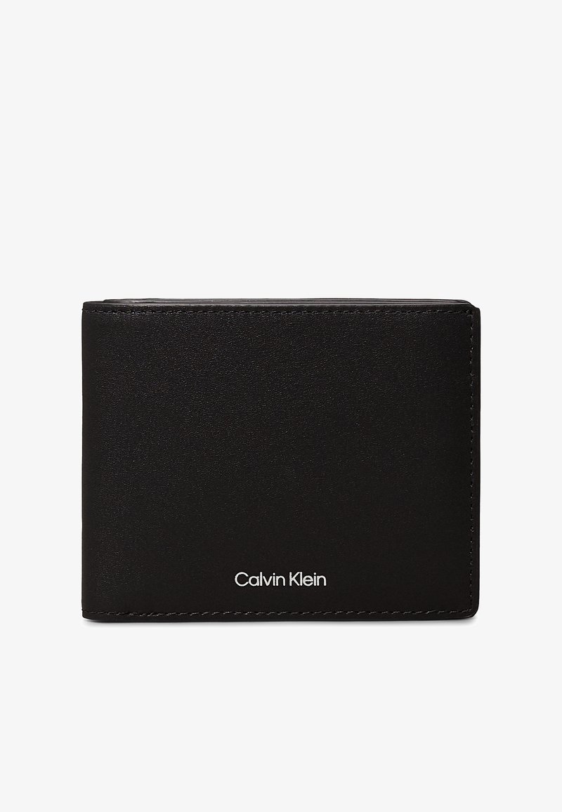Portefeuille bifold noir en cuir lisse avec des coutures visibles. Présente un logo "Calvin Klein" blanc en bas à l'avant. Design compact.