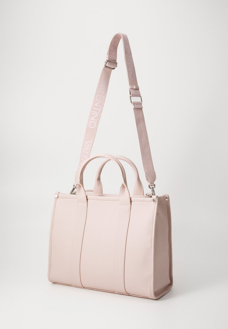Rosa synthetische Handtasche mit doppelten Obergriffen, verstellbarem abnehmbarem Riemen und vertikalen Nähdetails. Sichtbare silberne Hardware-Akzentuierungen.