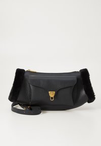 Borsa in pelle nera con superficie texturizzata, hardware dorato, pattina frontale e accenti in pelliccia nera su entrambi i lati. Include una tracolla.