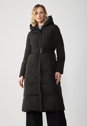 Manteau d'hiver noir long en duvet avec capuche, ceinturé à la taille. Doté de sections matelassées rectangulaires et d'une fermeture éclair à l'avant recouverte d'une patte.