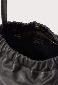 Czarna skórzana torba na sznurku z zebranym szczytem, wewnętrzną kieszenią na zamek błyskawiczny w odcieniu złota oraz markową skórzaną metką. Miękka tekstura i gładkie wykończenie.