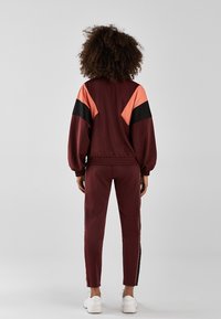 Bershka Träningsbyxor - bordeaux