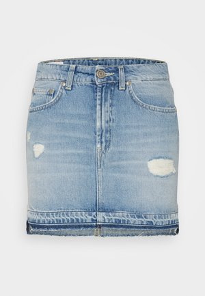 Saia de ganga azul clara com detalhes desgastados. Apresenta uma cintura justa, design de cinco bolsos e bainha desfiada.