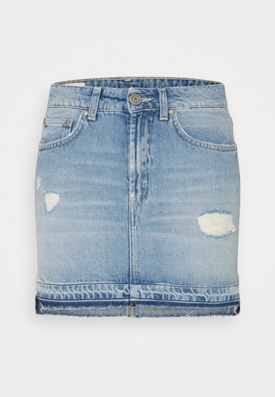 Saia de ganga azul clara com detalhes desgastados. Apresenta uma cintura justa, design de cinco bolsos e bainha desfiada.