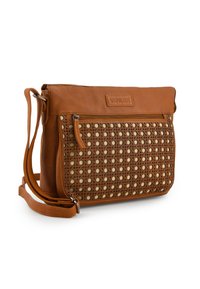 Sac bandoulière en cuir marron avec des détails tissés, présentant un devant à motif, une sangle réglable et un compartiment principal zippé.