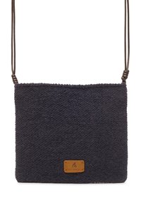 Sac à épaule en tissu gris foncé avec une surface texturée, présentant un patch logo en cuir marron en bas et des sangles réglables en cordon.