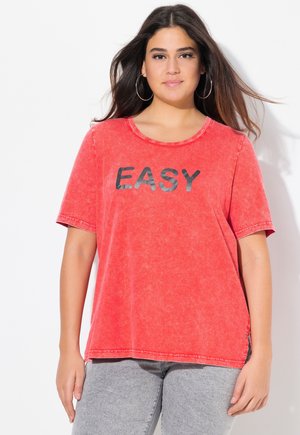 Rode katoenen t-shirt met een vervaagde textuur, korte mouwen, een ronde halslijn en het woord "EASY" in het zwart gedrukt over de voorkant.