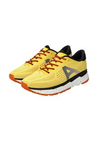 Laufschuhe aus leuchtend gelbem Netzmaterial mit roten Schnürsenkeln, schwarzen Akzenten und einer orangefarbenen Sohle. Sie verfügen über eine strukturierte Oberfläche und ein perforiertes Design.