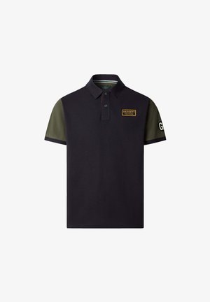 Kurzärmliges Polohemd mit einem dunkelblauen Körper und olivgrünen Ärmeln. Es verfügt über ein gelbes Logo-Patch auf der Brust und weiße Akzente an den Ärmeln.