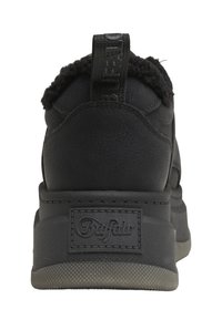 Zapatilla negra con parte superior de piel texturizada, cuello acolchado y suela de goma. Cuenta con una etiqueta trasera con la marca y una suela con patrón para mayor agarre.