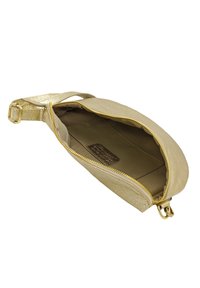 Sac bandoulière en cuir métallique doré avec fermeture éclair, intérieur doublé, sangle réglable et petite étiquette intérieure.