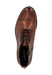 Brązowy skórzany but z detalami w stylu brogue, sznurowany z boku na zamek. Charakteryzuje się gładką, błyszczącą powierzchnią i okrągłym noskiem.