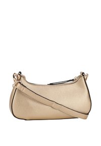 Bolso de mano metálico dorado con superficie texturizada, diseño curvado, ribete negro y correa desmontable. Cuenta con cierre de cremallera y herrajes dorados.