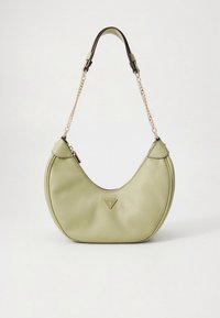 Grüne Lederhandtasche in Halbmondform mit goldenem Dreieck-Logo und einer Kettenriemen-Kombination aus Ledergriff. Glatte Textur.