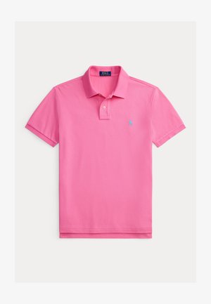 Polo rosa in cotone, caratterizzata da un colletto classico, maniche corte, abbottonatura a tre bottoni e logo ricamato in blu.