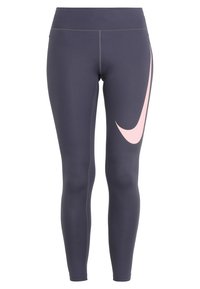 Leggings azul marino con una cinturilla alta, hechos de una tela elástica, que cuentan con un gran logo rosa de Nike en el muslo izquierdo. Textura suave.