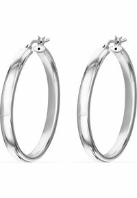 Orecchini a cerchio in argento con una finitura lucida, caratterizzati da un design liscio e arrotondato e da un chiusura sicura. Gli orecchini sono simmetrici e di dimensioni medie.