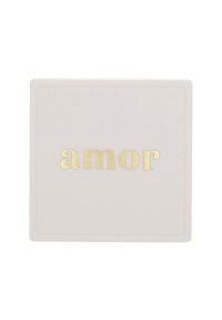 Caja cuadrada de color rosa pálido con el texto dorado en relieve "amor". Textura suave con un sutil brillo. Diseño simple y elegante con bordes limpios.