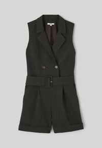 Combinaison short sans manches style blazer à fines rayures sombres, avec double boutonnage, large ceinture à boucle rectangulaire et shorts avec revers.