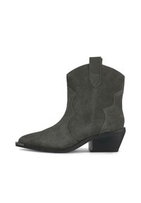 Bota vaquera de ante gris con punta afilada y un pequeño tacón, que presenta detalles cosidos y una pestaña en la parte posterior para facilitar su uso.