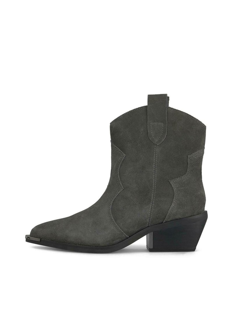 Bota vaquera de ante gris con punta afilada y un pequeño tacón, que presenta detalles cosidos y una pestaña en la parte posterior para facilitar su uso.