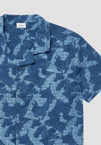 Das blaue kurzärmlige Hemd hat einen strukturierten Stoff mit einem hellblauen abstrakten Muster. Es verfügt über einen kragenlosen Ausschnitt und eine Knopfleiste vorne.