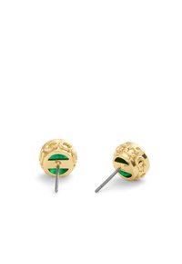 Guldtonade stiftörhängen med intrikata blommönster, prydda med en grön ädelsteninläggning och en metallnål för fastsättning.