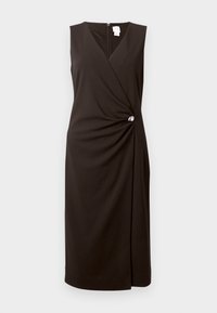 Αμάνικο μαύρο μίντι φόρεμα με V-λαιμόκοψη, μπροστινό σχέδιο τύπου περιτύλιξης συγκεντρωμένο και ασφαλισμένο με έναν μικρό ασημένιο δακτύλιο στη μέση.