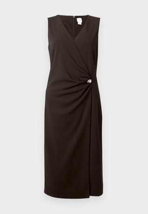 Czarna sukienka midi bez rękawów z dekoltem w kształcie litery V, zapinana na styl w kopertę, zgromadzona i zabezpieczona małym srebrnym pierścieniem w talii.