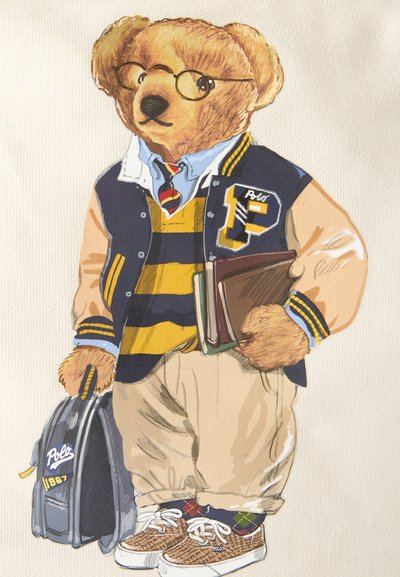 Nounours portant des lunettes, une veste universitaire, un t-shirt rayé jaune et bleu marine, tenant des livres et un sac de marque Polo, habillé en tenue scolaire décontractée.