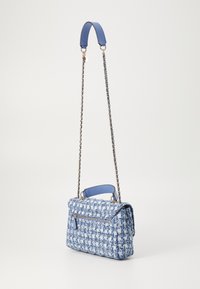 Borsa a tracolla in tweed blu e bianco con manico superiore in pelle, tasca frontale con zip e tracolla in catena dorata con spallina in pelle blu.