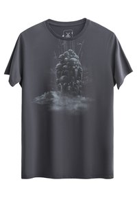 Grijze katoenen t-shirt met een grafisch ontwerp van overlappende hoofden met abstracte vormen en rokerige accenten aan de onderkant. Korte mouwen, ronde hals.