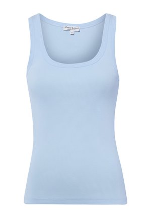 Jasnoniebieski prążkowany top na ramiączkach z zaokrąglonym dekoltem, bez rękawów, z małą metką na tylnej części kołnierza, na której widoczna jest marka i rozmiar.