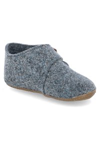 Pantofola grigia in feltro con una texture morbida, punta arrotondata e design incrociato. Presenta un accento marrone vicino all'apertura e una suola in gomma flessibile.
