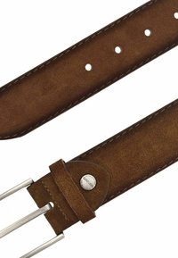 Cinturón de ante marrón con múltiples agujeros, hebilla de metal en tono plateado y acentos de costura. Textura suave con un diseño elegante.