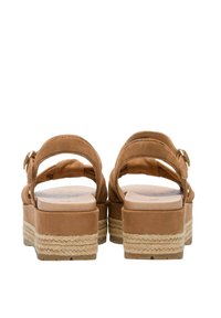 Hnědé semišové platformové sandály s dvojitými popruhy a  páskem kolem kotníku. Silná podrážka obalená jute přidává výšku a texturu. Viditelná rovná stélka.