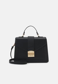 Borsa strutturata nera realizzata in pelle testurizzata, con chiusura in metallo dorato e tracolla removibile. Design con patta frontale.