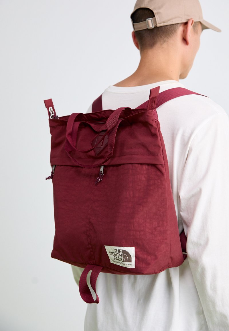 The North Face BERKELEY TOTE PACK UNISEX - Rucksack - sumac/alpine plum ...
