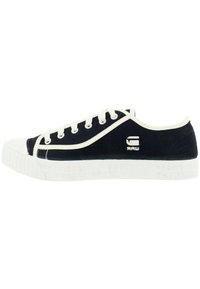 Sneakers in tela blu con puntale e suola in gomma bianca. Presentano un logo bianco sul lato e sei occhielli per i lacci. Suola texture.