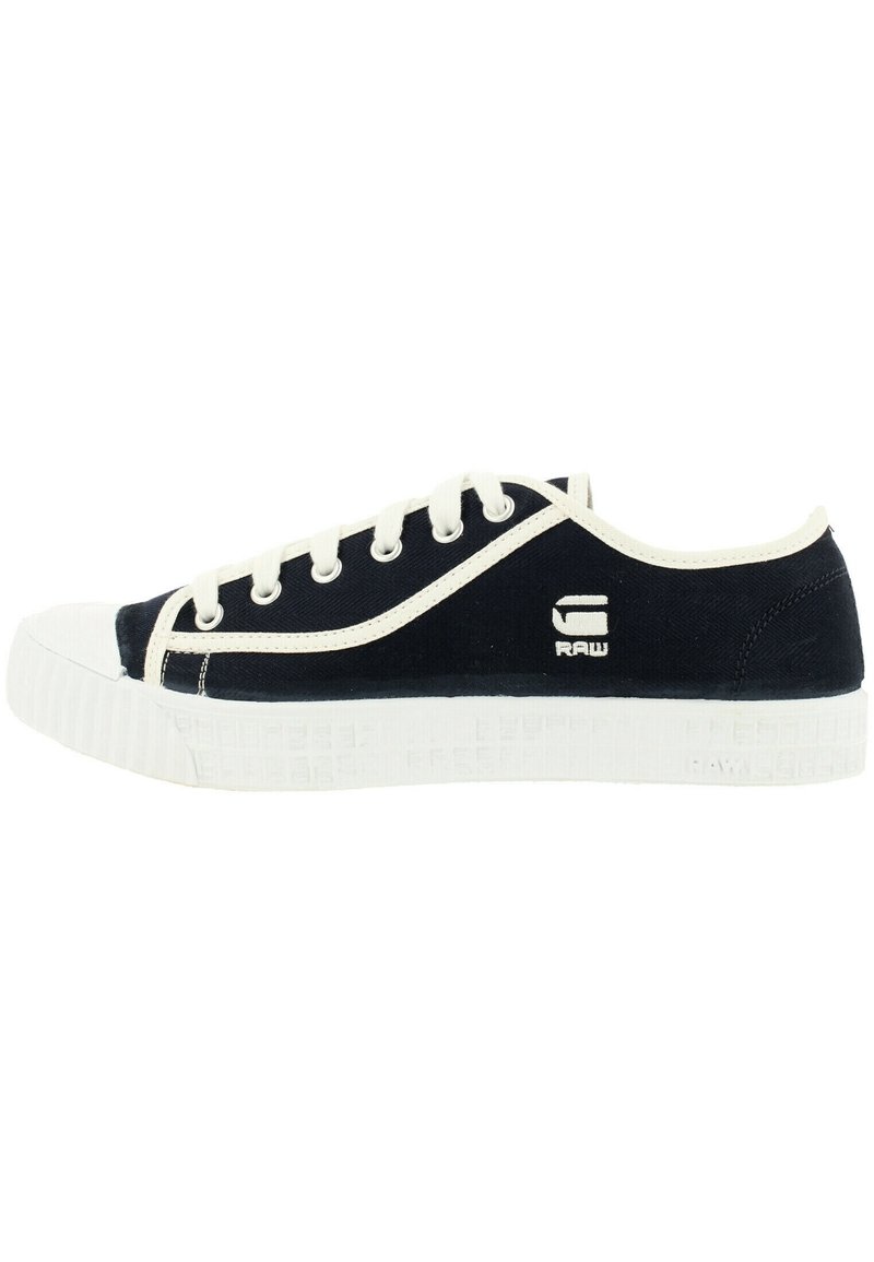 Sneakers in tela blu con puntale e suola in gomma bianca. Presentano un logo bianco sul lato e sei occhielli per i lacci. Suola texture.