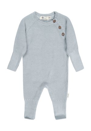 Weicher, hellblauer, gestrickter Babyschlafanzug mit langen Ärmeln und drei braunen Knöpfen an der Schulter zum Verschließen.