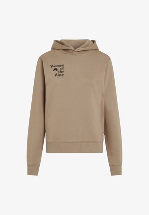 Bež kapuutsiga pusa, millel on eesmine tasku, nööriga kapuuts ja vasakul rinnal musta värviga trükitud "Naised laine kõrgusel". Pehme materjal, mugav lõige.