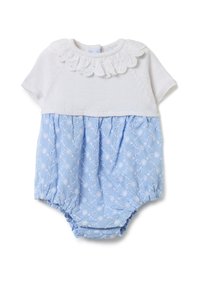 Romper de bebé azul claro con mangas cortas, un cuerpo tejido en blanco, un cuello con forma de ondas y bordados florales en la sección de la falda.