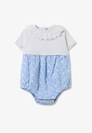 Heller blauer Babystrampler mit kurzen Ärmeln, einem weißen gestrickten Oberteil, einem gewellten Kragen und floralen Stickereien im Rockbereich.